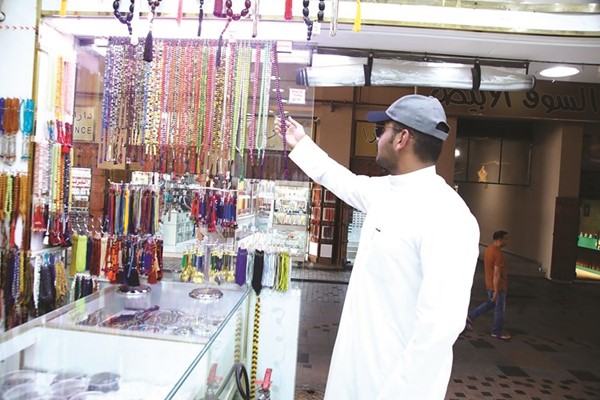 الشباب الأكثر إقبالا على شراء المسابيح(ريليش كومار)