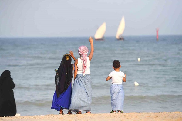 أطفال في استقبال شباب رحلة الغوص (محمد هاشم)