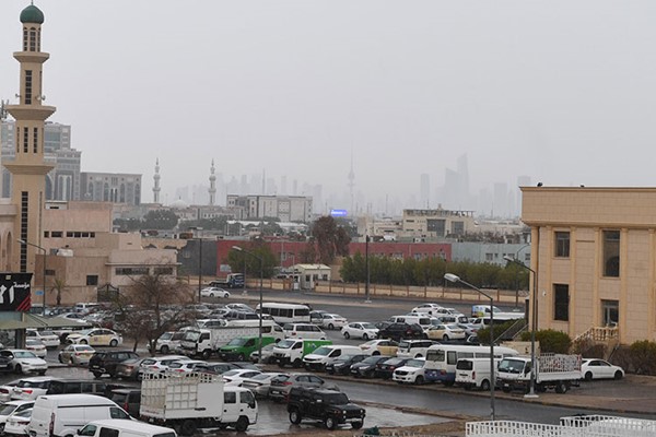 الخبير الفلكي عيسى رمضان: مطر اليوم سببه الرطوبة العالية وتكون السُحب الركامية الرعدية.. وفرصة محدودة لتساقط أمطار متفرقة غداً السبت