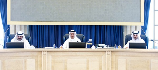 صالح الملا متوسطا الشيخ صباح أحمد صباح السالم والشيخ تركي جابر الدعيج