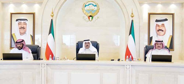 سمو الشيخ أحمد نواف الأحمد الصباح والشيخ طلال الخالد وعيسى الكندري خلال الاجتماع الاعتيادي لمجلس الوزراء