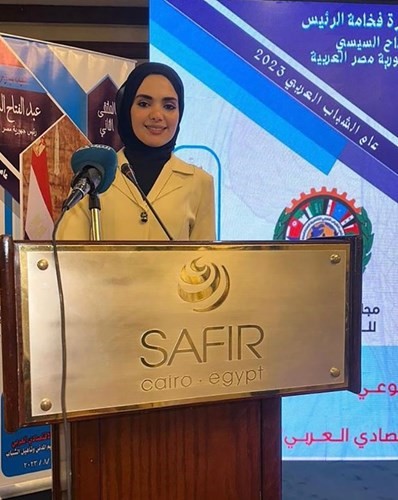 فضة الدويش متحدثة خلال الملتقى