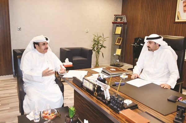 مساعد مدير عام الإدارة العامة للمباحث الجنائية لشؤون البحث الجنائي بالمحافظات العميد وليد الفاضل متحدثا إلى الزميل منصور السلطان(محمد هاشم)