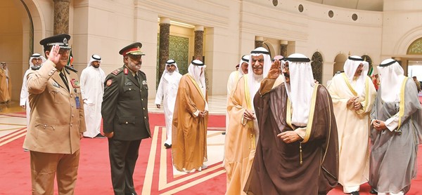سمو ولي العهد يحيي مودعيه في المطار ويبدو أحمد السعدون والشيخ أحمد العبدالله وسمو الشيخ أحمد نواف الأحمد الصباح والفريق أنور البرجس واللواء الركن م.د.غازي الشمري