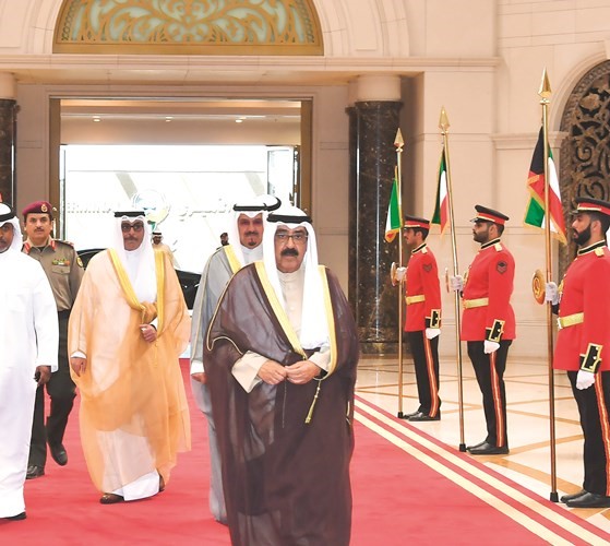 سمو ولي العهد الشيخ مشعل الأحمد لدى مغادرته البلاد ويبدو الشيخ أحمد العبدالله والشيخ أحمد مشعل الأحمد