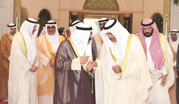 سمو ولي العهد الشيخ مشعل الأحمد في حديث مع رئيس الوزراء سمو الشيخ أحمد نواف الأحمد الصباح ويبدو الشيخ طلال الخالد والشيخ أحمد مشعل الأحمد وعيسى الكندري