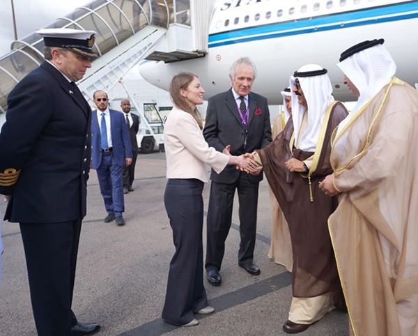 سمو ولي العهد الشيخ مشعل الأحمد لدى وصوله وفي استقبال سموه السفير ديفيد ماكليود والسفيرة بليندا لويس