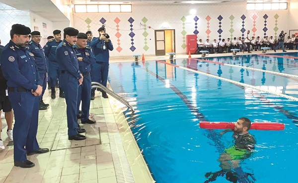 الفريق خالد المكراد يتابع اختبارات إجادة السباحة