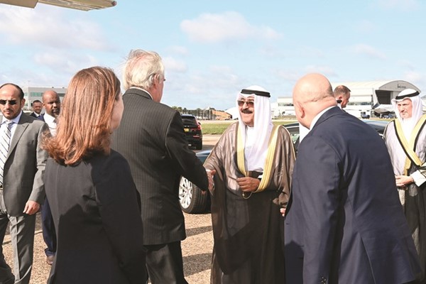 سمو ولي العهد الشيخ مشعل الأحمد لدى مغادرته لندن وفي وداعه الممثل الخاص لوزارة الخارجية البريطانية السفير ديڤيد ماكليود والسفيرة بليندا لويس