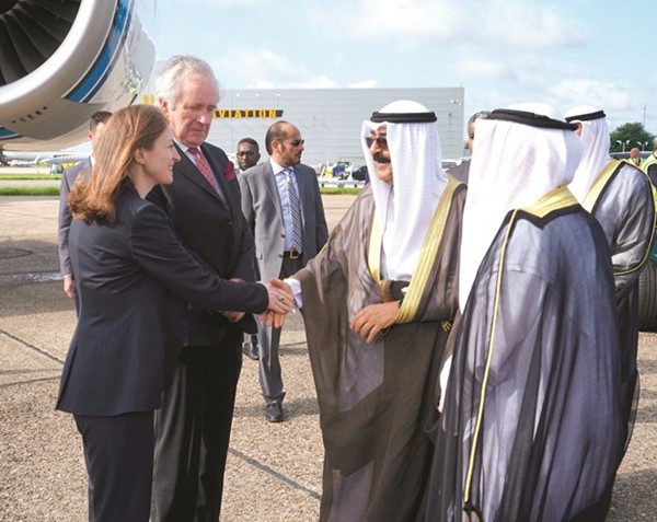 سمو ولي العهد مصافحا السفيرة البريطانية