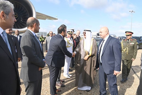 سمو ولي العهد الشيخ مشعل الأحمد مصافحا أركان سفارتنا في بريطانيا