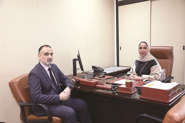 هاجر النصار متحدثة إلى الزميل طارق عرابي	(زين علام)