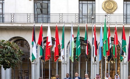 الشيخ سالم العبدالله ووزير الخارجية المصري سامح شكري ووزير الخارجية الياباني يوشيماسا هاياشي في صورة جماعية مع المشاركين في أعمال الاجتماع الوزاري للحوار السياسي العربي - الياباني في دورته الثالثة