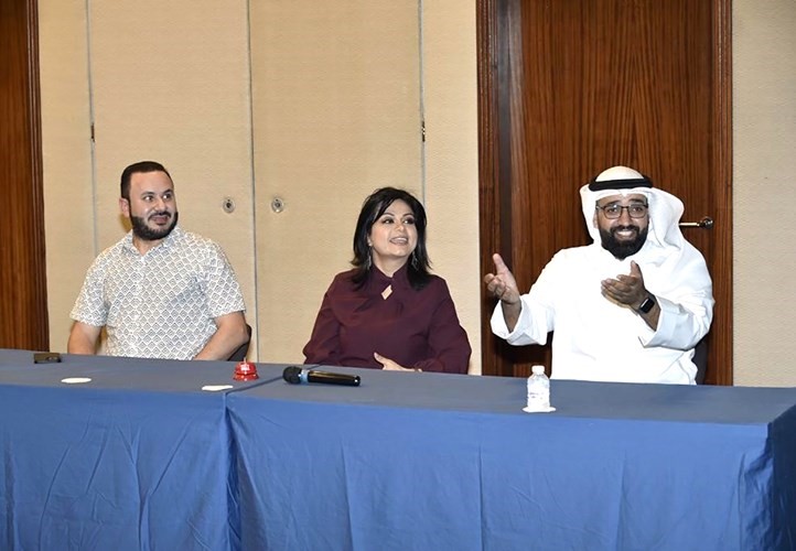 عمر الماجد مؤسس نادي فكر خلال ماراثون القراءة