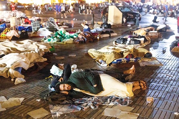 المتضررون من الزلزال يفترشون الأرض بساحة في مراكش	 (أ.ف.پ)