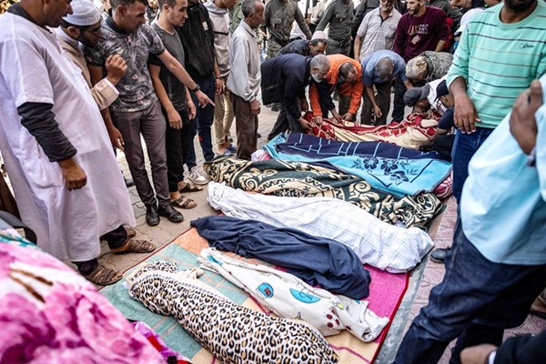 أشخاص ينعون ضحايا الزلزال في مدينة مولاي إبراهيم بولاية الحوز	 (أ.ف.پ)