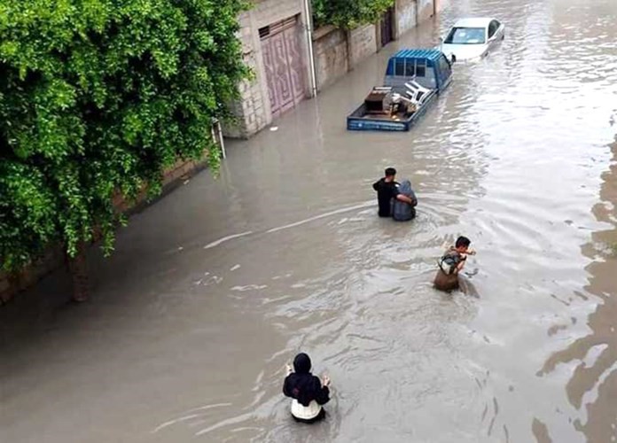 ليبيون يحاولون الوصول إلى مناطق آمنة بعد ضرب العاصفة لمدينة درنة