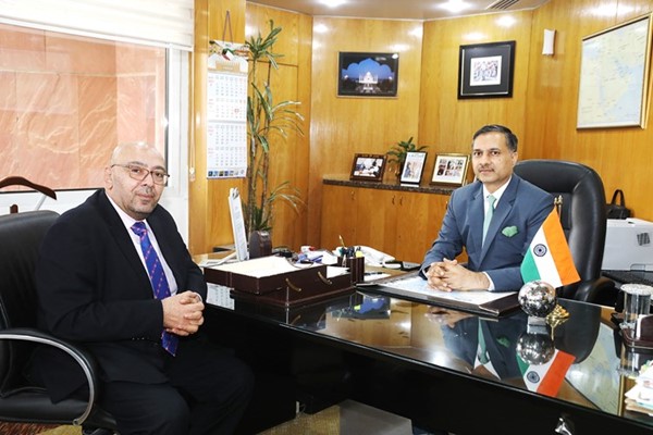 السفير د.آدرش سويكا والزميل أسامة دياب	(زين علام)