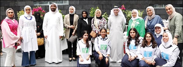 د.عادل المانع ود.غانم السليماني مع المشاركين في مبادرة نحميها