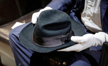 قبعة لمايكل جاكسون مطروحة للبيع في مزاد باريسي