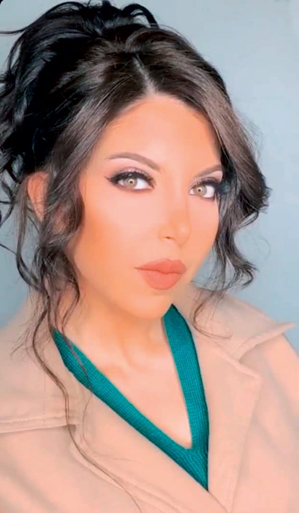 الكاتبة لوتس مسعود