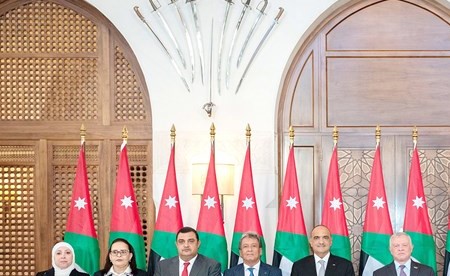 العاهل الأردني الملك عبدالله الثاني في صورة جماعية مع رئيس الوزراء د. بشر الخصاونة والوزراء الجدد (بترا)