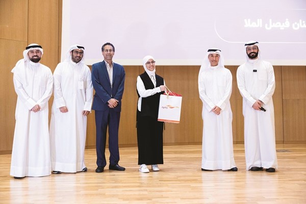 أجيليتي تقدم جائزة أفضل مبرمجة للمتدربة المتميزة جنان فيصل