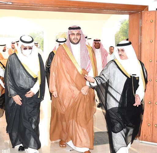 صاحب السمو الملكي الأمير تركي بن محمد بن فهد أثناء وصوله لتقديم واجب العزاء إلى الشيخ علي عبدالله الأحمد بحضور الشيخ خالد العبدالله