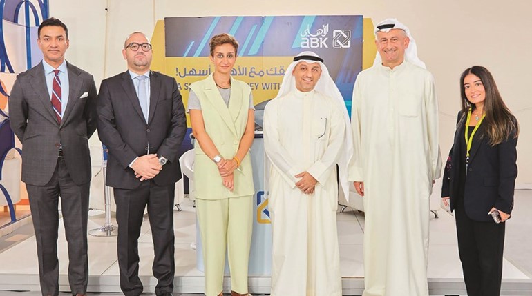 الرئيس التنفيذي في جي إم سي بهبهاني عادل بهبهاني مع فريق عمل البنك