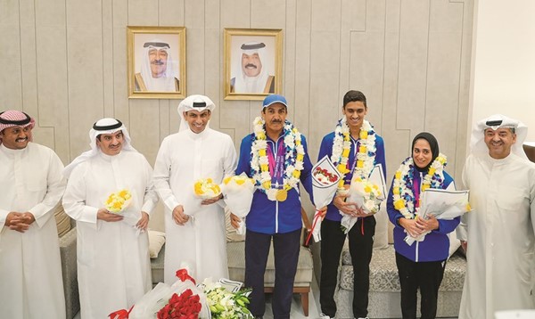 محمد العيبان ويوسف البيدان والشيخ مبارك الفيصل ووليد الخشتي يتوسطون أبطال الكويت