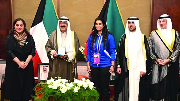 سمو ولي العهد الشيخ مشعل الأحمد والشيخ سالم العبدالله والشيخ فهد الناصر وفاطمة حيات ولاعبة منتخب الشطرنج امنة العوضي