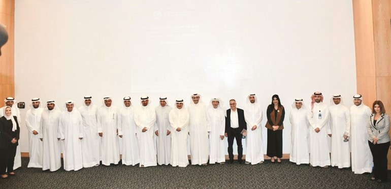 صورة جماعية للمشاركين في الملتقى
