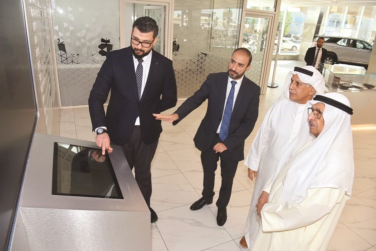 فيصل بدر الساير ومبارك ناصر الساير أمام احدى الشاشات الرقمية