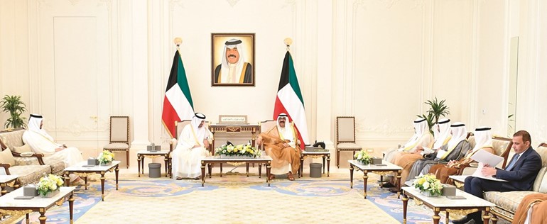 سمو ولي العهد الشيخ مشعل الأحمد مستقبلا السفير القطري علي بن عبدالله آل محمود بحضور الشيخ أحمد العبدالله والشيخ محمد العبدالله والشيخ خالد العبدالله والفريق متقاعد جمال الذياب ومازن العيسى