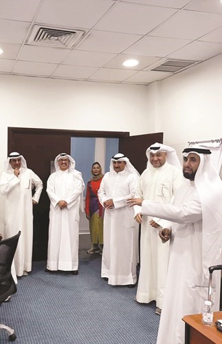 د.حسن الفجام متفقدا إحدى الدورات