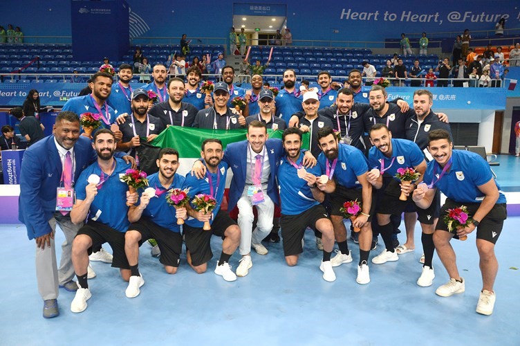 نجوم منتخبنا الوطني متوجين بالميدالية البرونزية بعد فوزهم على اليابان