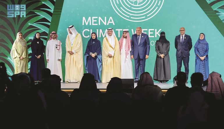 صاحب السمو الملكي الأمير عبدالعزيز بن سلمان ووزير الخارجية المصري سامح شكري في صورة جماعية خلال افتتاح أعمال أسبوع المناخ في منطقة الشرق الأوسط وشمال أفريقيا لعام 2023 (واس)