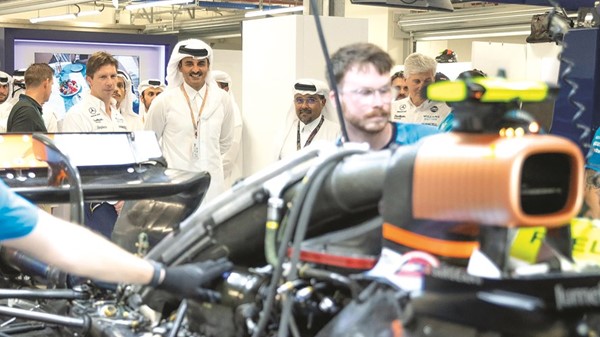 صاحب السمو الشيخ تميم بن حمد يتجول في مناطق إدارة السباق المخصصة للفرق المشاركة