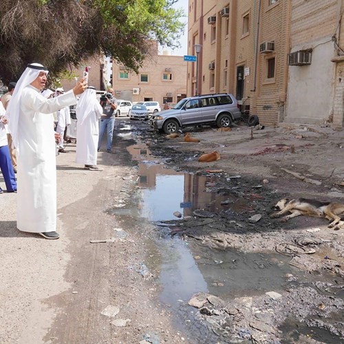  وترصد إحدى برك الصرف الصحي بين المباني