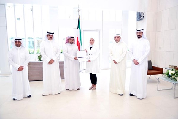 تكريم إحدى الطالبات المشاركات