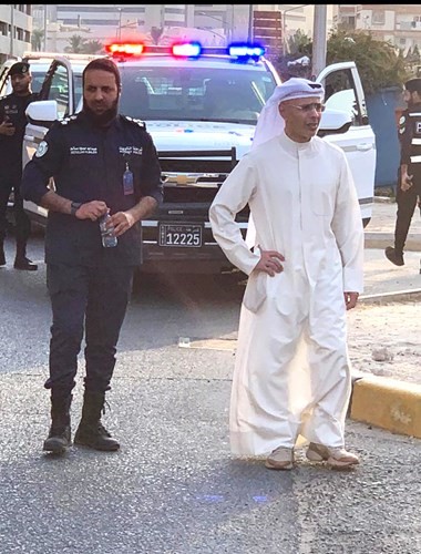 د.عادل المانع وأحد رجال الداخلية أثناء البحث عن الطالب