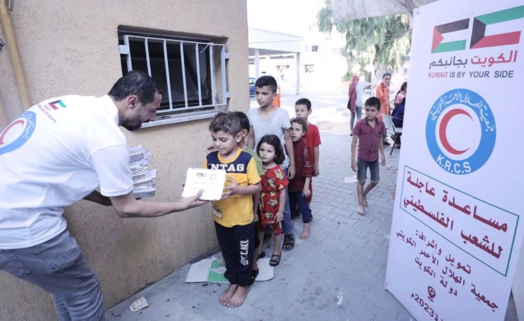 جانب من تقديم الهلال الأحمر الكويتي المساعدات لأطفال غزة