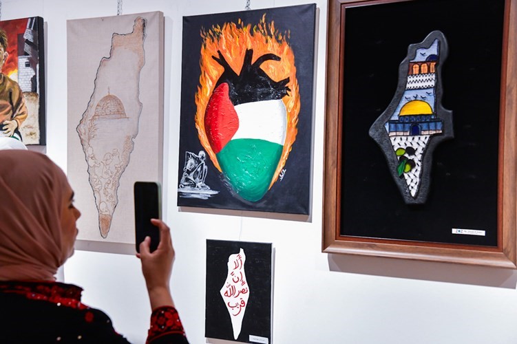 غزة تنتفض جمع لوحات معبرة لفنانين كويتيين عن القضية الفلسطينية