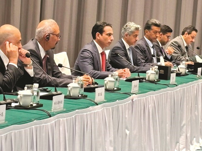 محمد العيبان والوفد المرافق له خلال الاجتماع