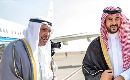 نائب رئيس مجلس الوزراء ووزير الدفاع الشيخ أحمد الفهد لدى وصوله إلى المملكة وفي استقباله صاحب السمو الملكي الأمير خالد بن سلمان وزير الدفاع السعودي