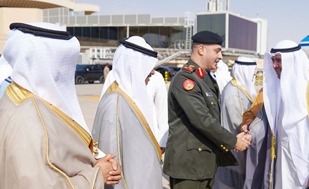 الشيخ أحمد الفهد مصافحا العميد الركن محمد عبدالنور لدى وصوله