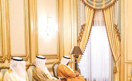 صاحب السمو الملكي الأمير خالد بن سلمان وزير الدفاع السعودي مستقبلا نائب رئيس مجلس الوزراء ووزير الدفاع الشيخ أحمد الفهد وسفيرنا لدى الرياض الشيخ صباح ناصر صباح الأحمد