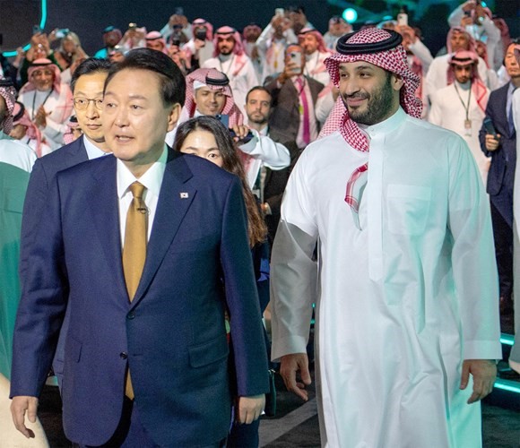 صاحب السمو الملكي الأمير محمد بن سلمان ولي العهد رئيس مجلس الوزراء السعودي مستقبلا الرئيس الكوري يون سوك يول خلال افتتاح أعمال المنتدى