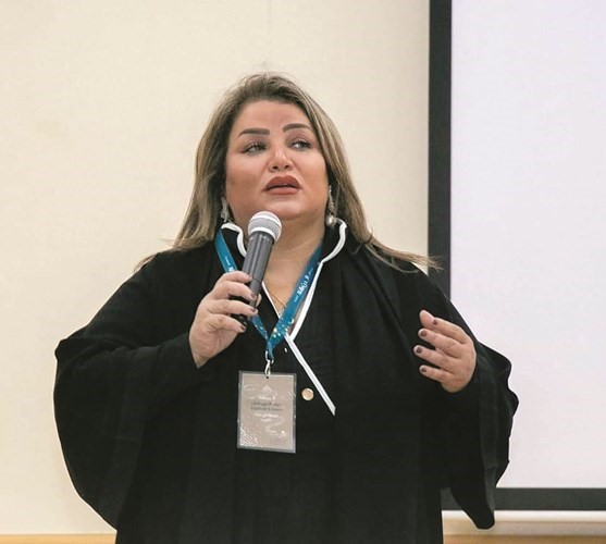 منى شداد أثناء تقديم الورشة