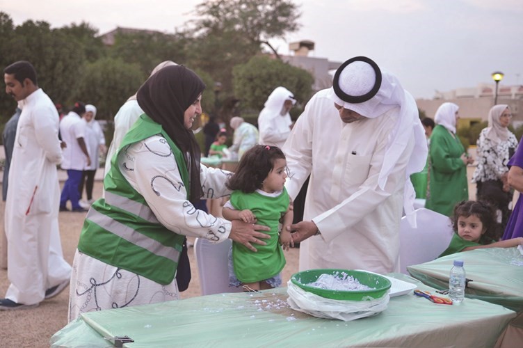 أ.د.حمد المطر مع أحد الأطفال في الفعالية